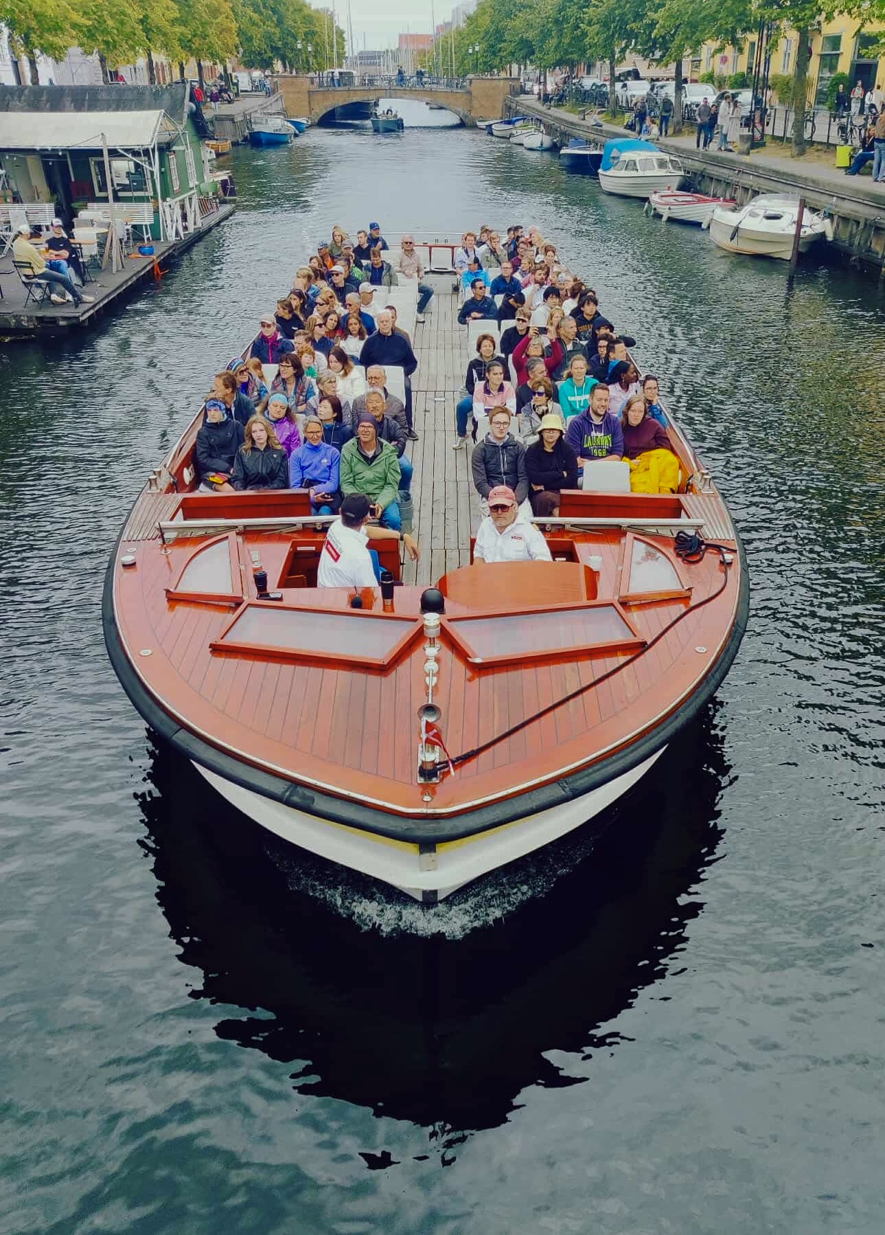 Et billede af en rutebåd i Nyhavn